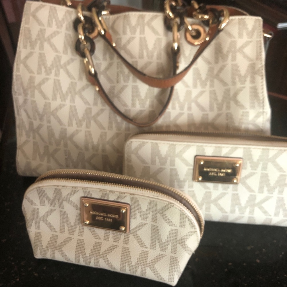MichaelKors Purse w/matching wallet & cosmetic bag